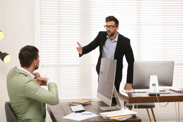 Emotionale Kollegen Streiten Amt Giftiges Arbeitsumfeld — Stockfoto