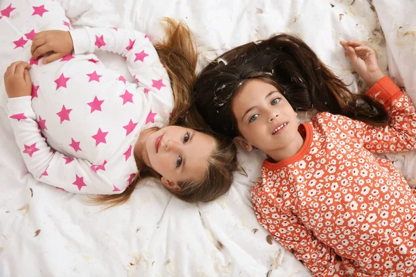 Симпатичні Маленькі Дівчата Піжамі Лежать Серед Пір Ліжку Вид Зверху — стокове фото