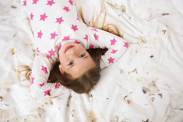 Menina Bonito Pijama Deitado Entre Penas Cama Vista Superior Infância — Fotografia de Stock