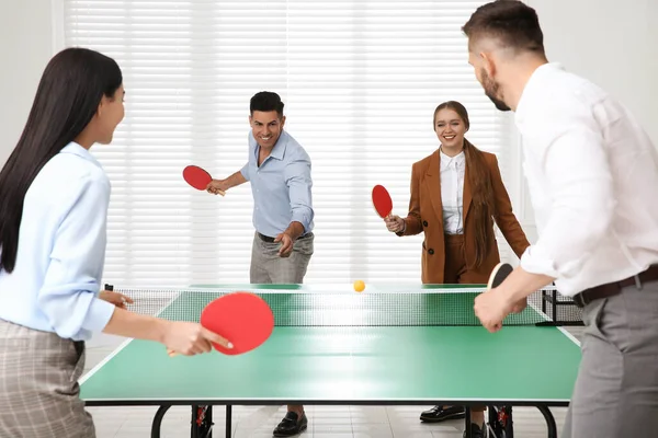 Επιχειρηματίες Που Παίζουν Πινγκ Πονγκ Στο Γραφείο — Φωτογραφία Αρχείου