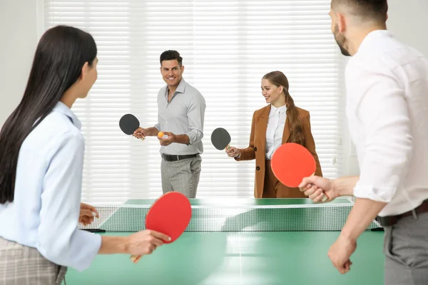 Gente Negocios Jugando Ping Pong Oficina —  Fotos de Stock