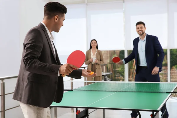 商界人士在办公室打乒乓球 — 图库照片