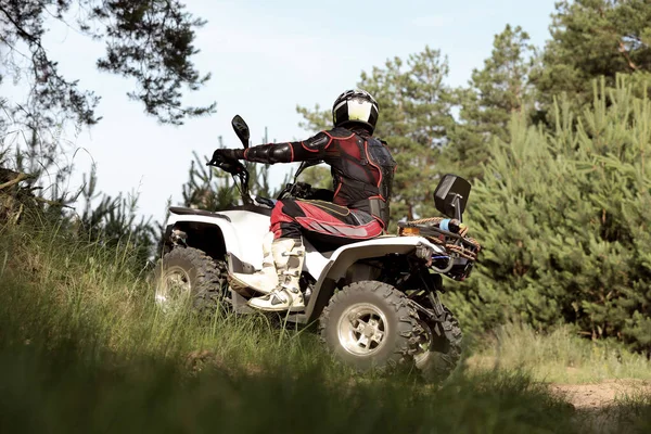 Homme Conduisant Quad Moderne Sur Une Route Sablonneuse Près Forêt — Photo