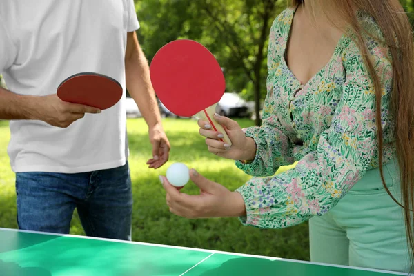 Pareja Con Raquetas Tenis Pelota Cerca Mesa Ping Pong Parque —  Fotos de Stock