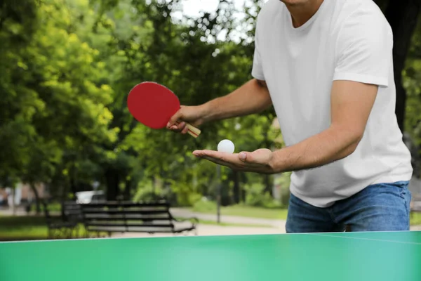 Homem Jogando Ping Pong Parque Close — Fotografia de Stock