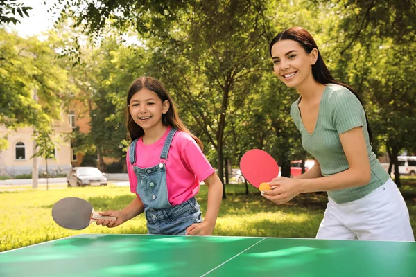 Giovane Donna Con Sua Figlia Giocare Ping Pong Nel Parco — Foto Stock