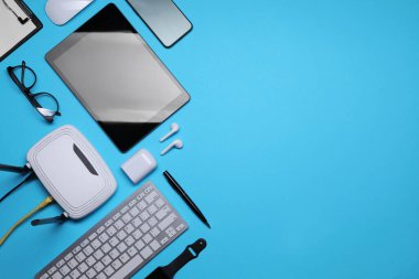 Açık mavi arkaplan üzerinde modern Wi-Fi yönlendirici ile düz konum, metin için boşluk