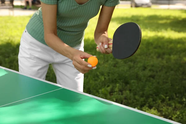 Mujer Joven Jugando Ping Pong Parque Primer Plano —  Fotos de Stock