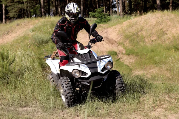 Mann Fährt Modernes Quad Auf Sandiger Straße Waldnähe Extremsport — Stockfoto