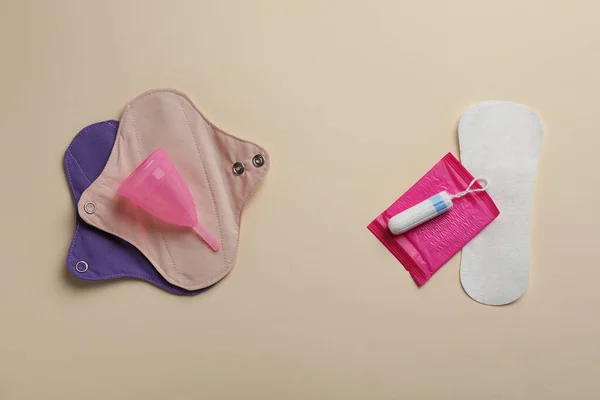 Produtos Higiene Menstrual Reutilizáveis Descartáveis Fundo Bege Flat Lay — Fotografia de Stock