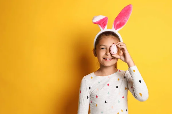 Linda Chica Feliz Con Orejas Conejo Huevo Pascua Sobre Fondo — Foto de Stock