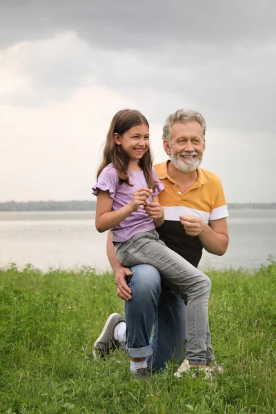 Kleines Mädchen Und Großvater Verbringen Zeit Der Nähe Des Flusses — Stockfoto