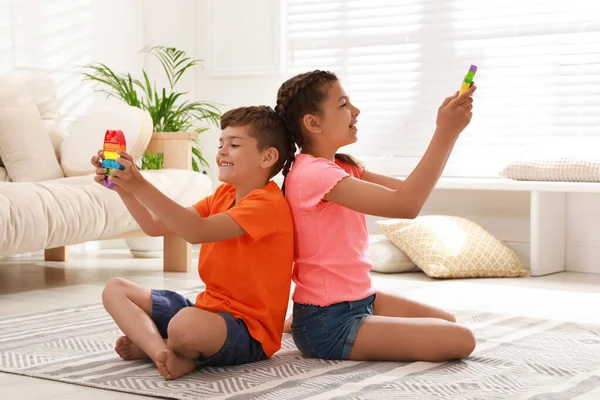 Les Enfants Jouent Avec Des Jouets Pop Fidget Sur Sol — Photo