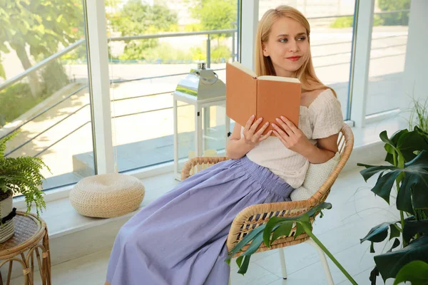 Giovane Donna Lettura Libro Poltrona Terrazza Coperta — Foto Stock