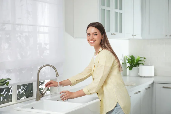 Vrouw Vullen Glas Met Water Uit Kraan Keuken — Stockfoto