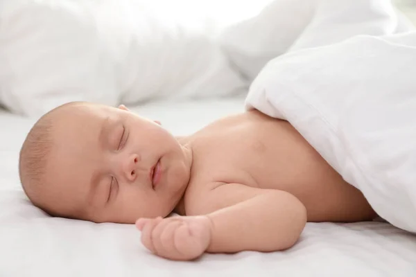 Carino Bambino Che Dorme Sul Letto Primo Piano — Foto Stock