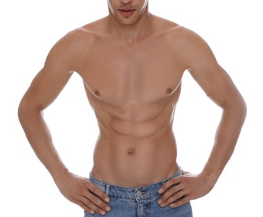 İnce vücutlu tişörtsüz adam, beyaz, yakın plan.