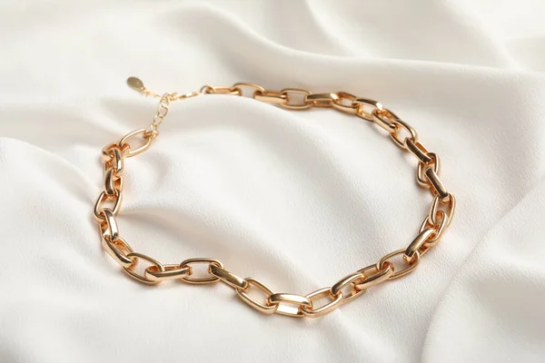 Elegante Goldene Halskette Auf Weißem Stoff Stilvolle Bijouterie — Stockfoto