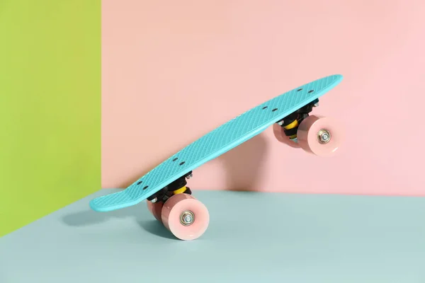 Turkoois Skateboard Kleur Achtergrond Sportuitrusting — Stockfoto