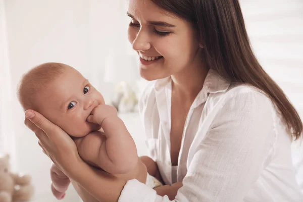 Glückliche Junge Mutter Mit Ihrem Süßen Baby Hause — Stockfoto