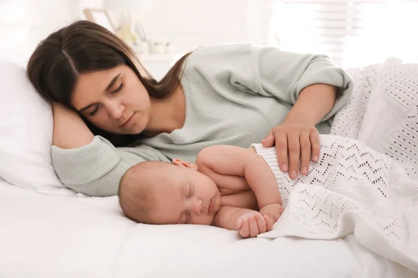 Junge Mutter Ruht Neben Ihrem Schlafenden Baby Auf Dem Bett — Stockfoto