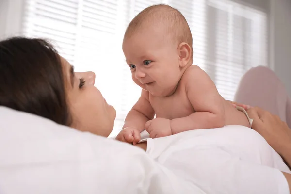 Jovem Mãe Com Seu Bebê Bonito Cama Casa — Fotografia de Stock