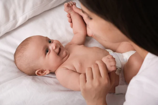 Genç Anne Tatlı Bebeğiyle Yatakta Yakın Plan — Stok fotoğraf