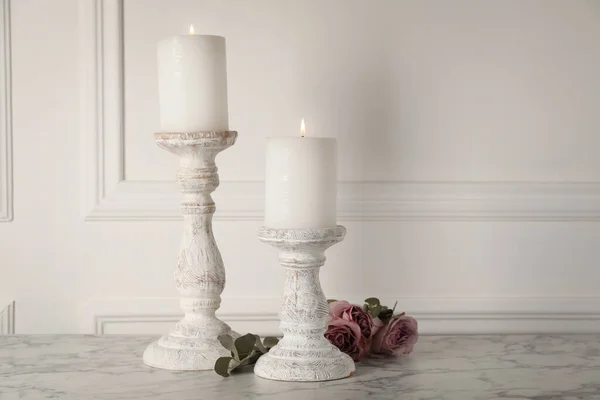 Elegante Kerzenständer Mit Brennenden Kerzen Und Blumen Auf Weißem Marmortisch — Stockfoto