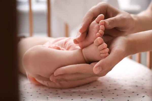 Matka Drží Nohy Svého Roztomilého Spícího Dítěte Doma Detailní Záběr — Stock fotografie