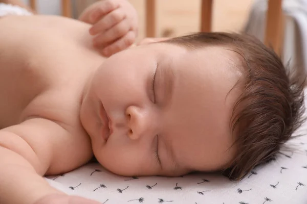 Cute Little Baby Śpi Łóżeczku Domu Zbliżenie — Zdjęcie stockowe