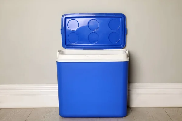 Otevřít Modrý Plast Chladící Box Blízkosti Světle Šedé Stěny Uvnitř — Stock fotografie