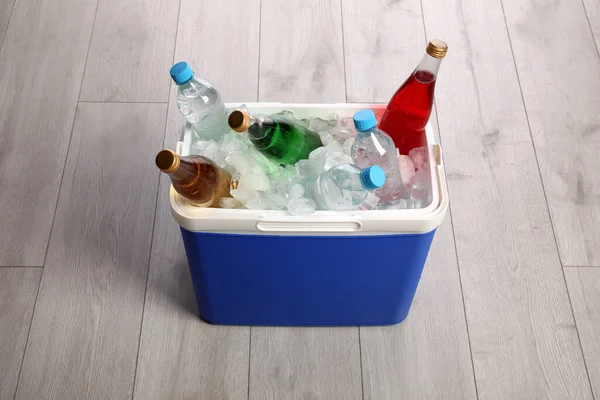 Blauwe Plastic Koelbox Met Ijsblokjes Verfrissende Drankjes Houten Vloer — Stockfoto