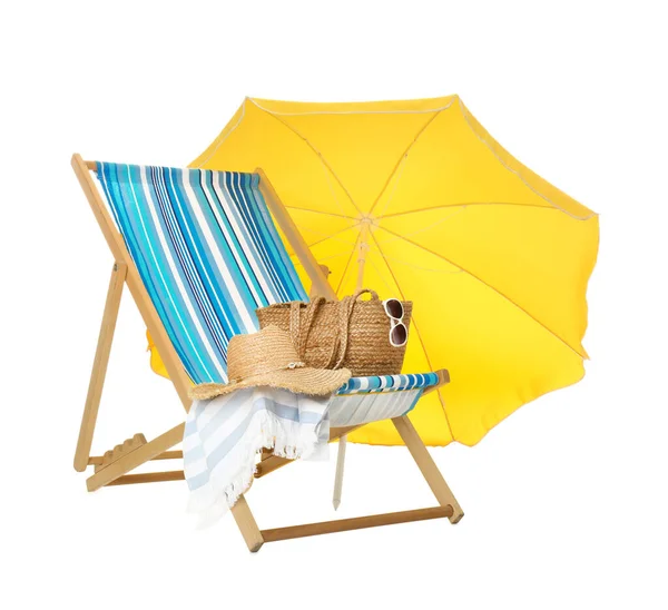 白い背景に黄色のビーチの傘 デッキチェアとアクセサリーを開きます — ストック写真