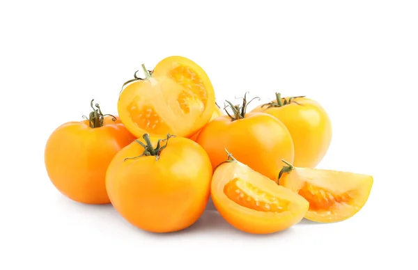 Geschnittene Und Ganze Gelbe Tomaten Auf Weißem Hintergrund — Stockfoto