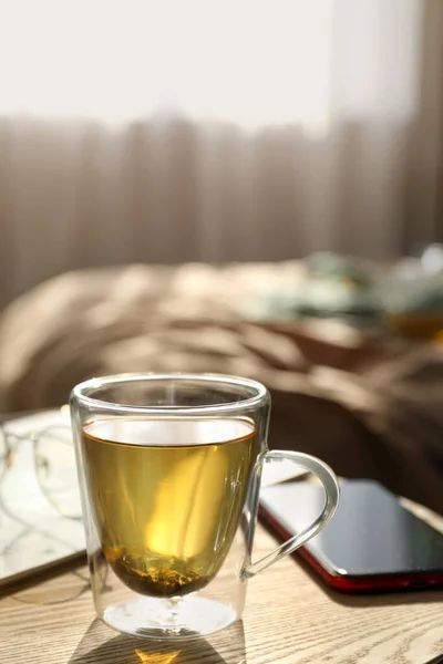 Glasschale Mit Frisch Gebrühtem Tee Auf Holztisch Schlafzimmer Gemütliche Wohnatmosphäre — Stockfoto