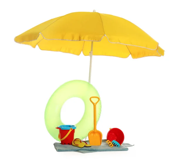 Sonnenschirm Aufblasbarer Ring Handtuch Und Kindersandspielzeug Auf Weißem Hintergrund — Stockfoto
