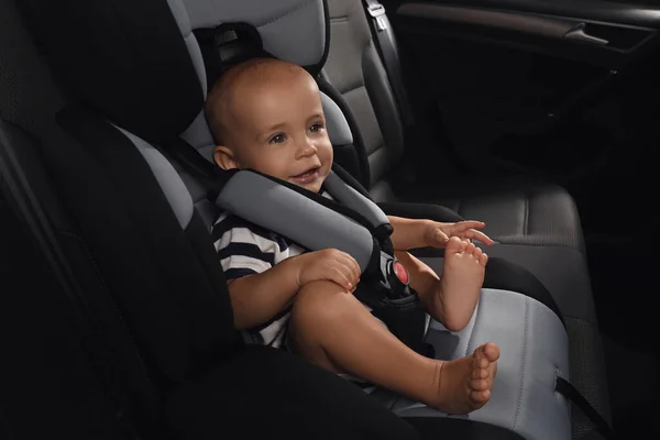 Schattig Jongetje Zittend Kinderzitje Auto — Stockfoto