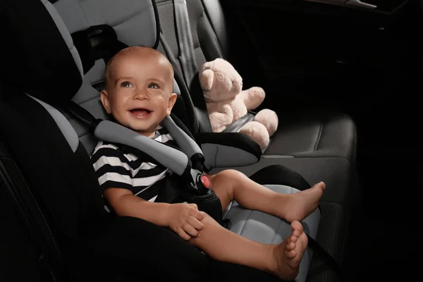 Lindo Niño Sentado Asiento Seguridad Del Niño Dentro Del Coche — Foto de Stock