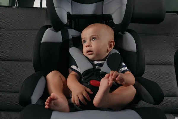 Netter Kleiner Junge Sitzt Kindersitz Auto — Stockfoto