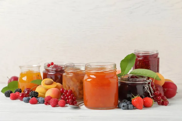 Vasi Con Marmellate Diverse Frutta Fresca Sul Tavolo Legno Bianco — Foto Stock