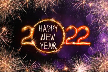 Koyu arkaplanda havai fişekten yapılmış mutlu bir 2022 yılı mesajı. Tebrik kartı tasarımı