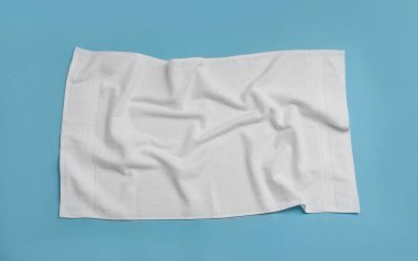 Kırışık beyaz plaj havlusu açık mavi arka plan, üst manzara