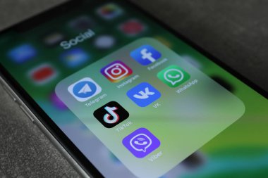 MYKOLAIV, UKRAINE - 10 Ağustos 2021: Farklı sosyal medya simgelerine sahip Apple iPhone X, yakın plan