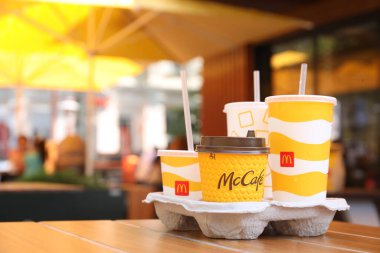 MYKOLAIV, UKRAINE - 11 Ağustos 2021: Kafedeki masada soğuk ve sıcak McDonald 's içkileri. Metin için boşluk