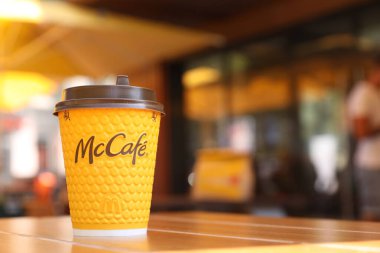 MYKOLAIV, UKRAINE - 11 Ağustos 2021: Kafedeki masada sıcak McDonald 's içkisi. Metin için boşluk