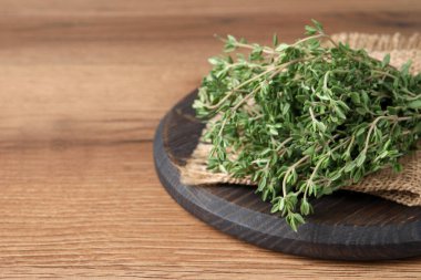 Ahşap masadaki aromatik kekik sürüsü, yakın plan. Metin için boşluk