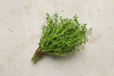 Işık masasında aromatik kekik demeti, üst görünüm