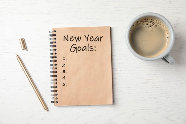 Cuaderno Con Inscripción Metas Año Nuevo Taza Café Pluma Mesa —  Fotos de Stock