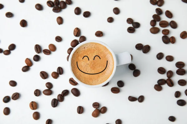 Dzień Dobry Filiżanka Smacznego Espresso Rozrzucone Ziarna Kawy Białym Stole — Zdjęcie stockowe