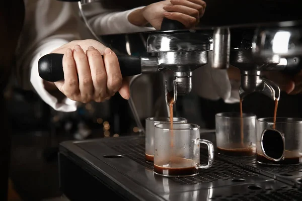 Barista Making Espresso Using Professional Coffee Machine Closeup — Stock Photo, Image